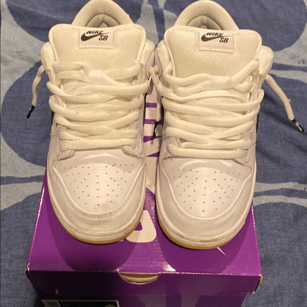 Nike sb dunk size 10
White gum